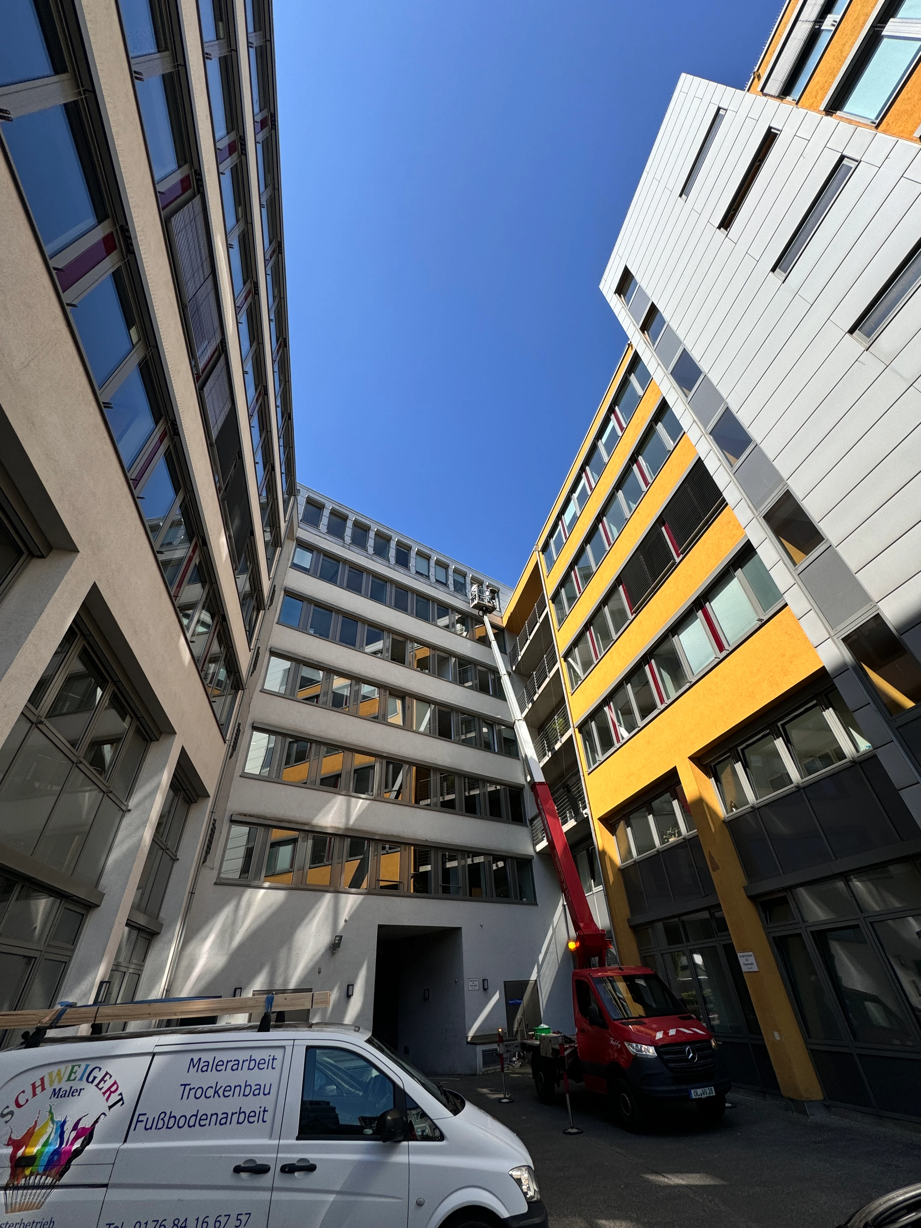 Glasreinigung Bürogebäude Hamburg Steigerarbeiten Teleskopbühne – KIELS. Gebäudeservice Hamburg